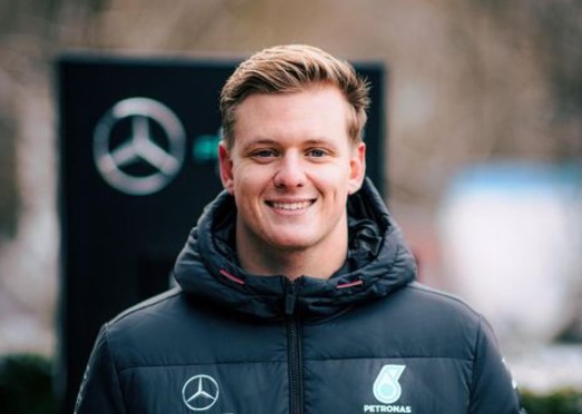 Bensőséges családi fotót posztolt Michael Schumacher fia