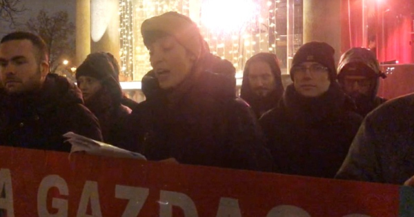 Blokád alá vették a NER kedvenc éttermét, rendőrök igazoltatják a tüntetőket
