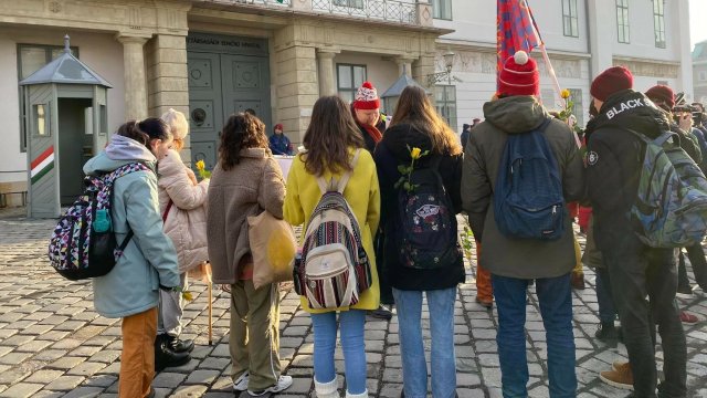 Fotók: tüntetők sorfala várja Orbán Viktort a Várban