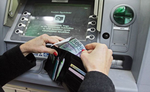 Havi két alkalommal kereskedőtől is vehetünk fel pénzt ingyenesen