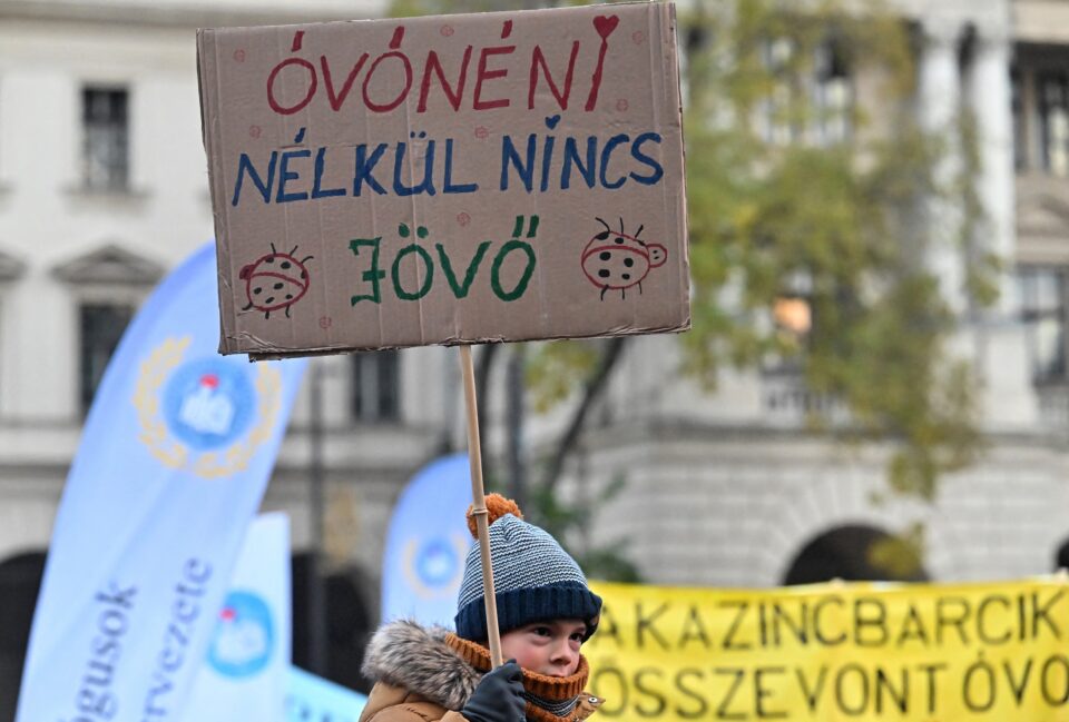 Kétszer annyit adna Brüsszel a tanári béremelésre, mint idáig mondták, a turizmusfejlesztéstől vennének el