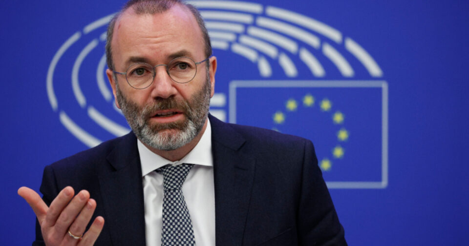Manfred Weber szerint Orbán Viktor nyitotta meg a határokat