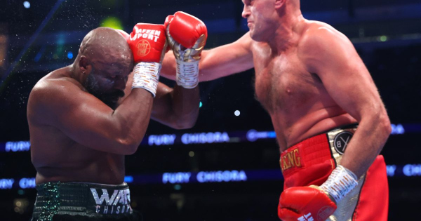 Tyson Fury akkora verést osztott ki, hogy a bíró félbeszakította a világbajnoki meccset