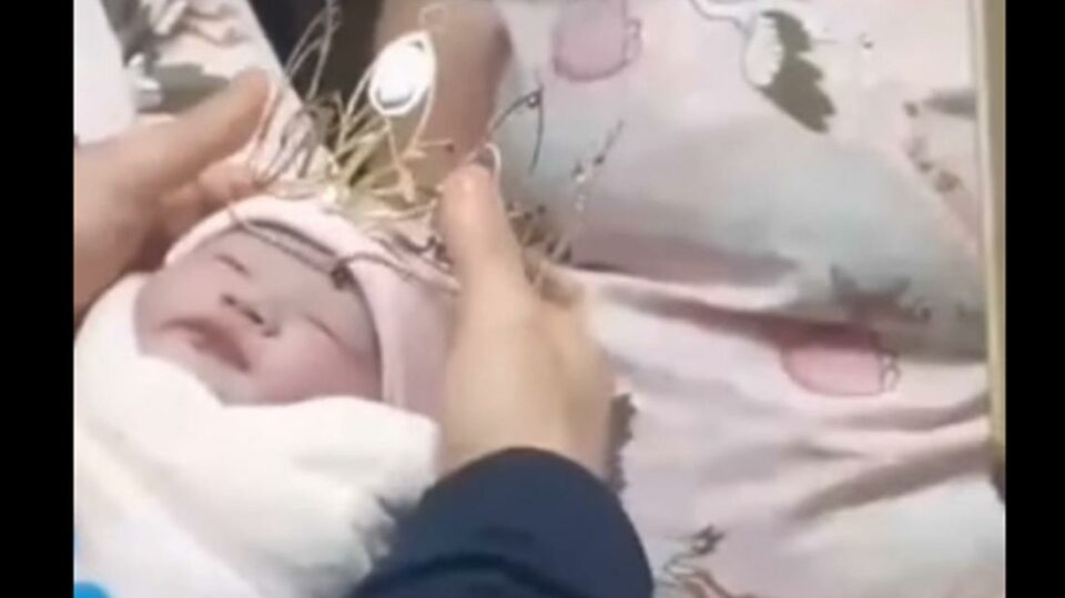 Megkoronáztak egy újszülöttet a kaposvári kórházban