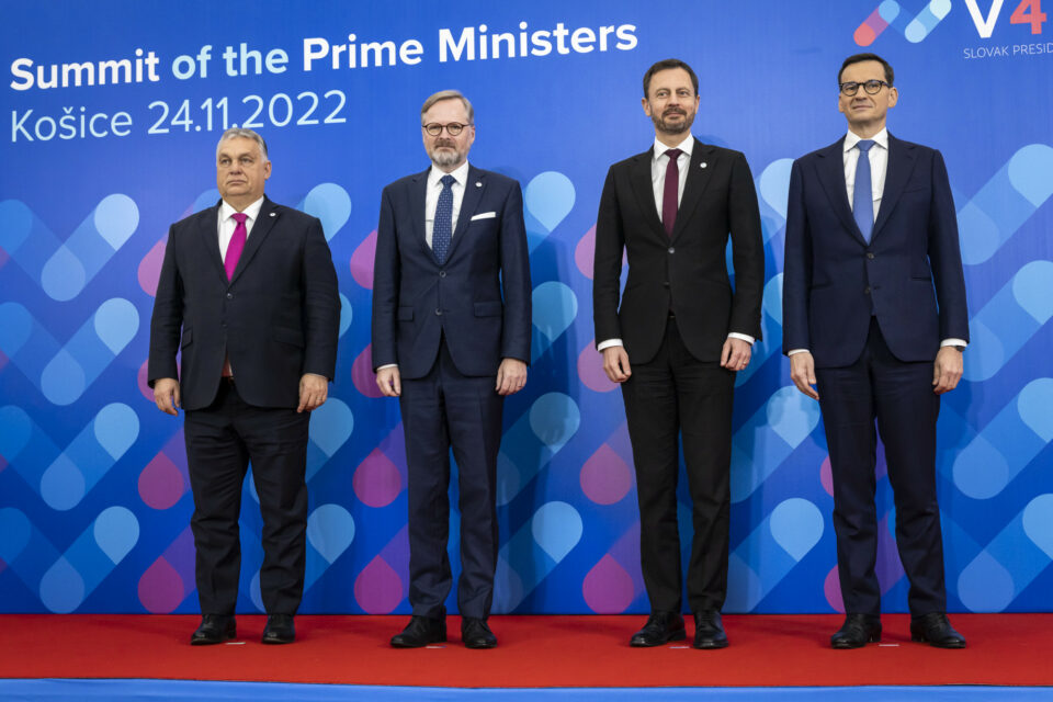 Zacher: Ahelyett, hogy példát mutatna, egy snájdig miniszterelnök mellett ott van a nagyon kövér, elhízott magyar miniszterelnökünk