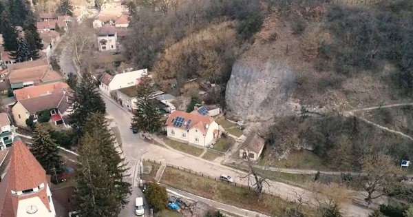 A tűzoltóknak is kikerekedett a szemük Zebegényben: Ráomlott a löszfal a házra
