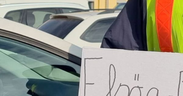 Kartonlapon üzent az autósoknak a rendőrség