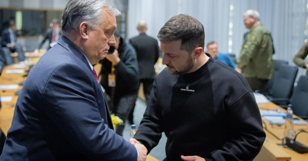 Orbán Facebook-fotóján olyan, mintha Zelenszkij hajlongana előtte, de a többi kép mást mutat
