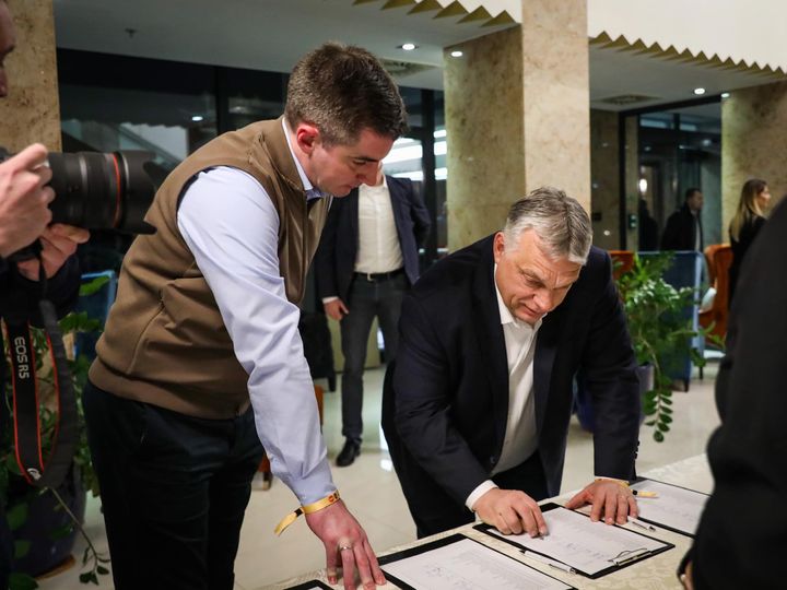 Rendkívüli dolog történt a Fidesz frakcióülésén, „komoly vita” alakult ki, amikor Orbán a finn és a svéd NATO-csatlakozás támogatását kérte