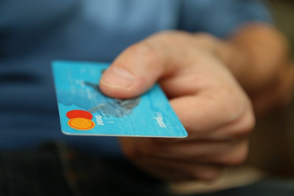 Több ezer forintba kerül már az átlagfizetés felvétele az ATM-ekből