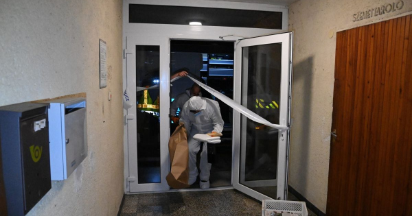Álmukban végzett kislányaival Aszódon a férfi