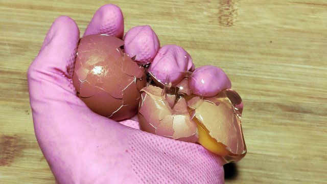 Egy nő addig szorította főbérlője heréit, míg az belehalt a sokkba