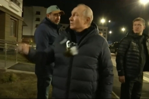 Putyint megdobálhatták valamivel, miközben a mariupoli lakótelepen tett látogatást
