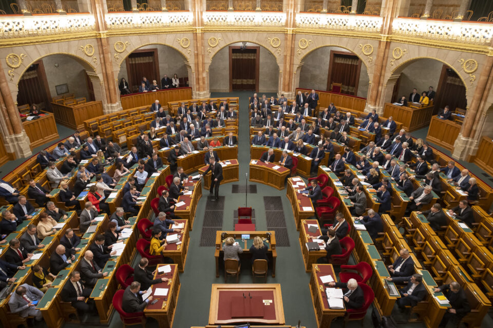 Az éj leple alatt nyújtotta be a kormány: megint meghosszabbítanák a veszélyhelyzetet