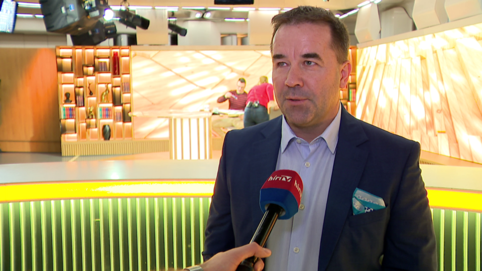 A HírTV-n nevet az egész brit sajtó, eközben mégis vizsgálatot indít a Médiatanács a hamisítás ügyében