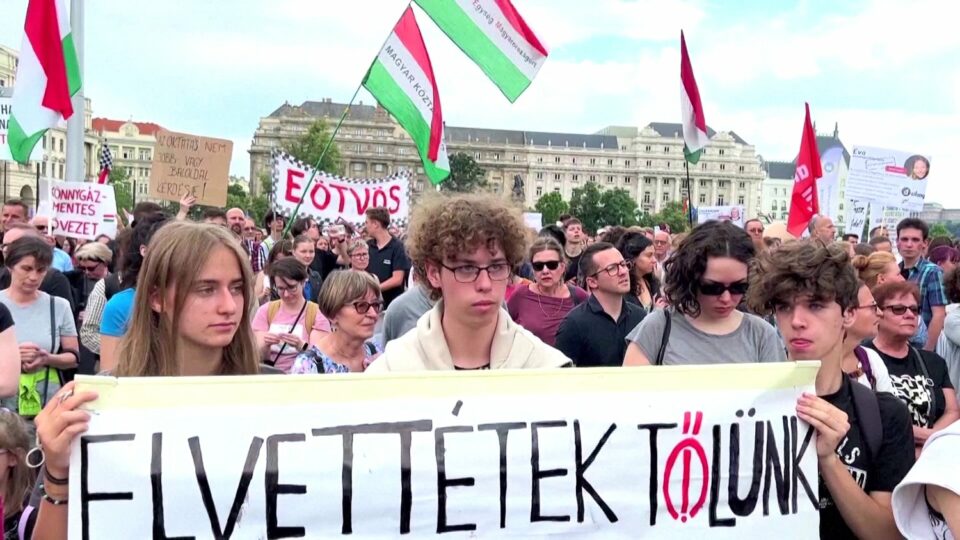 Tüntetés a státusztörvény ellen: Jövő feliratot írtak a demonstrálók a Kossuth térre, ezt üzenik vele