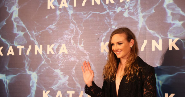 Édes családi fotó: Hosszú Katinka hazavitte a kislányát