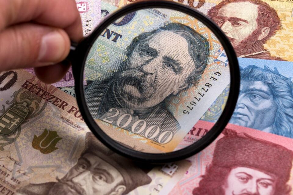 Lejtőn a forint, drágul a benzin – Már érik az állami beavatkozás?