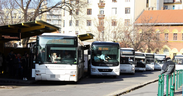 Hirtelen hatalmasat fékezett a busz, az egyik utas életét már nem lehetett megmenteni