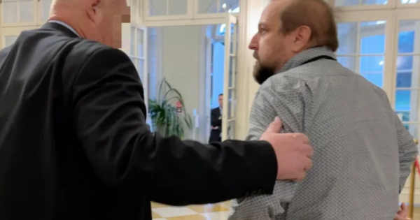 Kidobtak egy stábot Novák Katalin köztársasági elnök sajtónyilvános rendezvényéről a fehérvárcsurgói Károlyi-Kastélyból