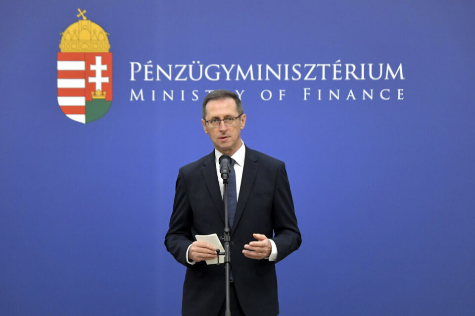 Súlyos kritikákkal és negatív kilátással, de a bóvli fölött maradt a magyar adósságbesorolás az egyik legnagyobb hitelminősítőnél