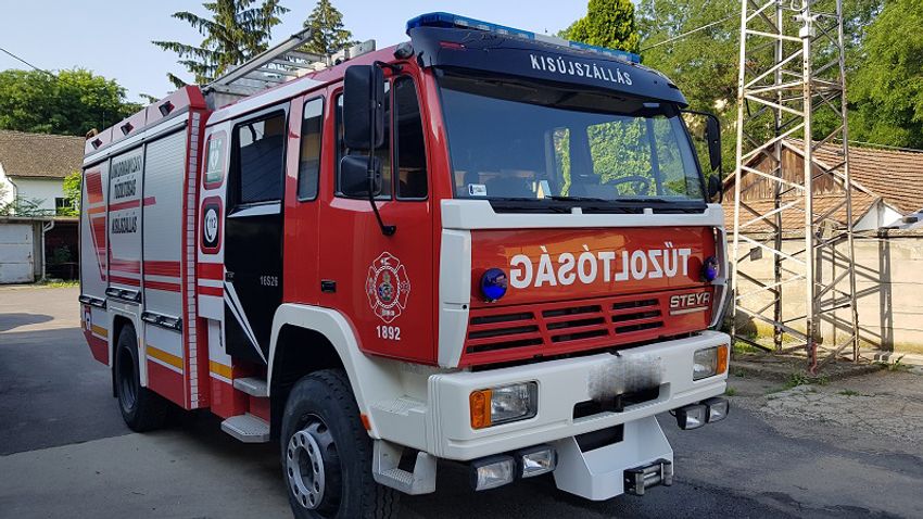 Száz tűzoltó sem tudta megfékezni a Budapest Sportcsarnok tomboló lángjait
