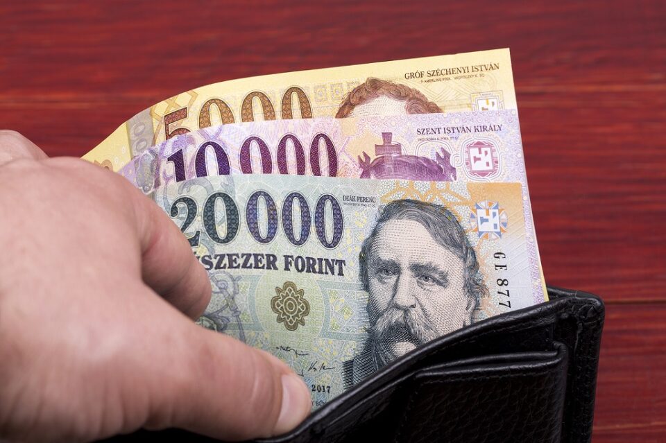 Kétmillió forint az átlagbér, és több százezer munkavállalót keresnek ebben a közeli országban