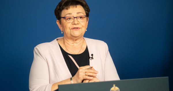 Berobbant a vakcinabotrány, közben Müller Cecíliának rendkívüli figyelmeztetést kellett kiadnia