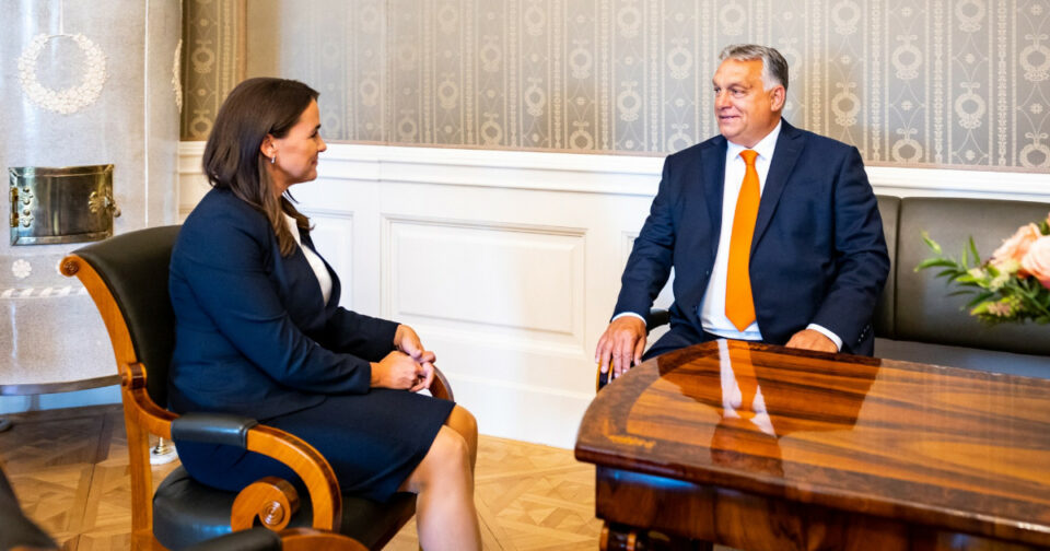 Orbán elengedte szövetségese, Novák Katalin kezét a külföldi lapok szerint