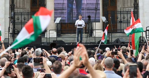 “Illett volna megkérdezni” – Megdöbbent egy ismert zenész, amiért az ő számukat is lejátszották Magyar Péter tüntetésén