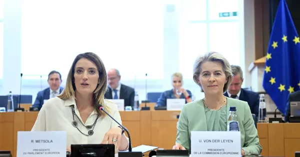 Mozgalmas, de a szokásoktól eltérően Orbán nélküli nyitóülés jön az EP-ben