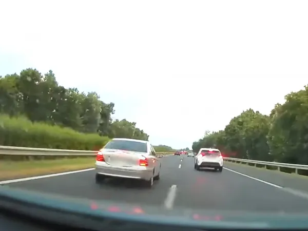 Rávillogott az ámokfutó mercisre az M7-esen, büntetőfékezés lett a vége