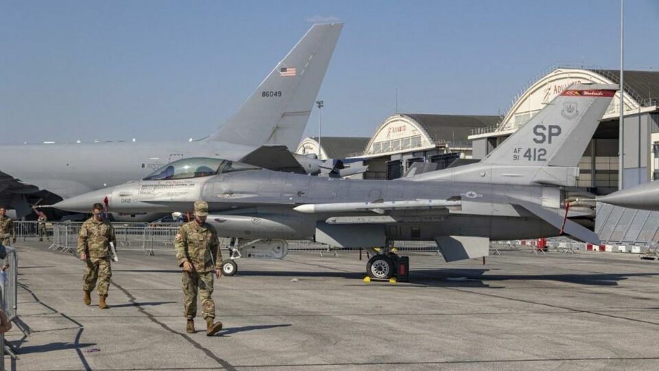 Alig kapták meg, máris potyognak az égből az F-16-osok