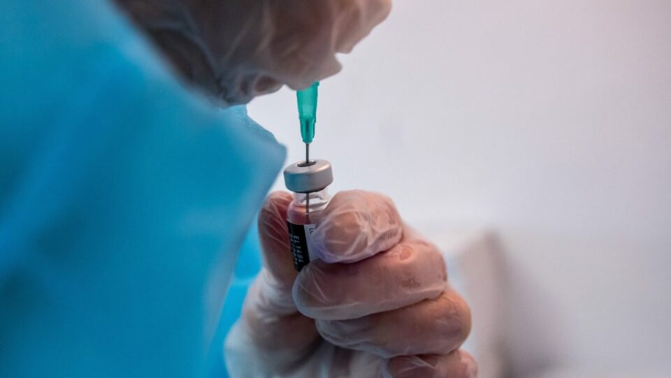 Meghalt a doktornő, aki Covid-oltás helyett sóoldatot adott a betegeinek