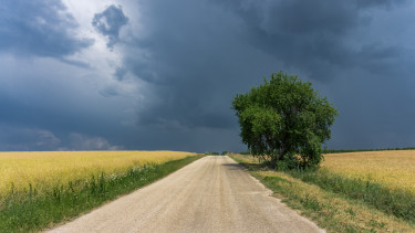 Kiadták a piros figyelmeztetést négy vármegyére a heves zivatarok miatt